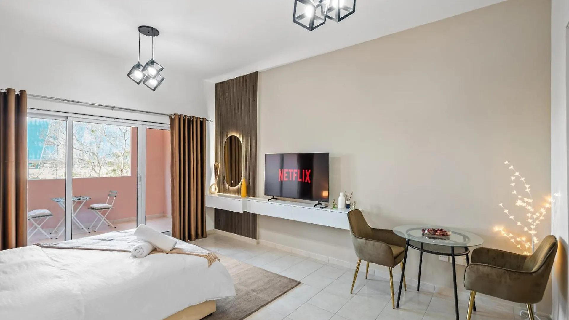 Apartment Chic Studio Near Discovery Gardens Attractions Dubai