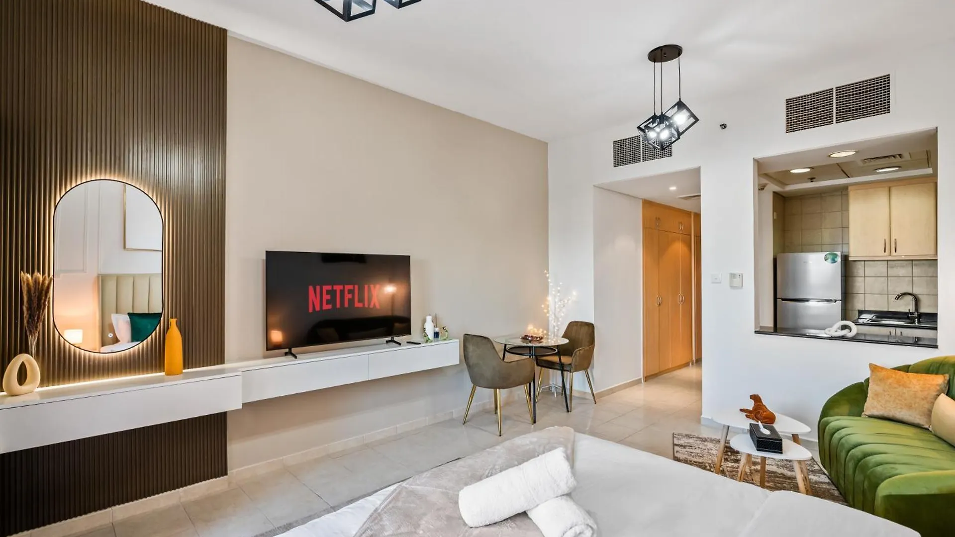 Chic Studio Near Discovery Gardens Attractions Dubai Apartment
