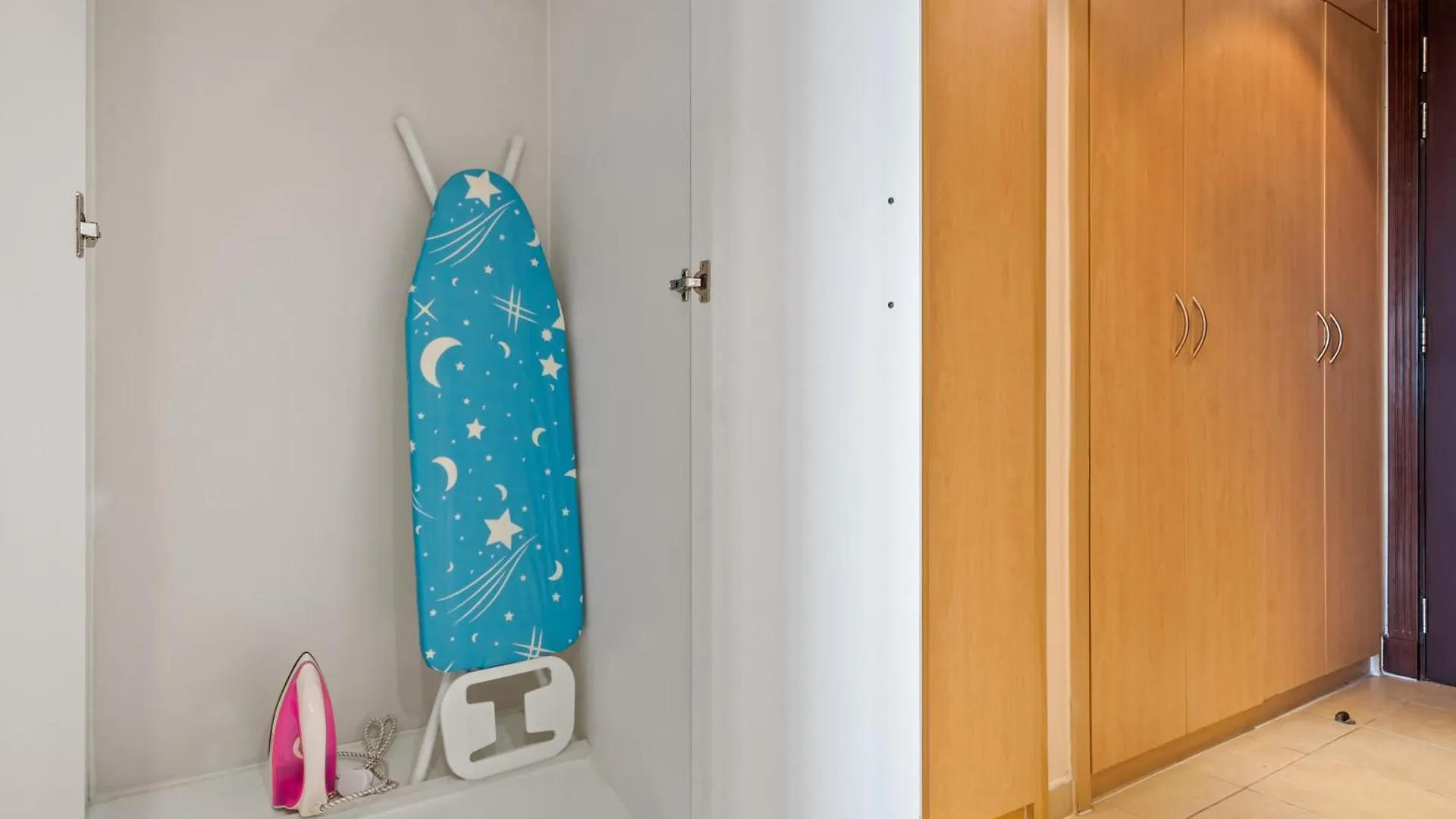 Apartment Chic Studio Near Discovery Gardens Attractions Dubai