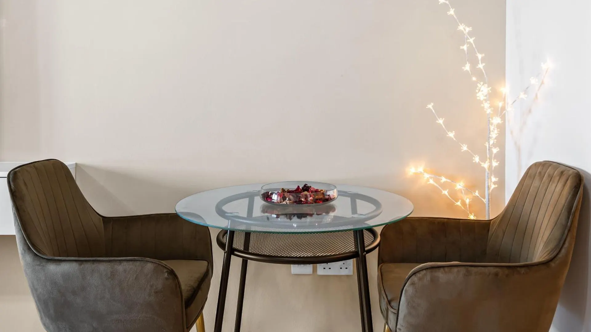 Apartment Chic Studio Near Discovery Gardens Attractions Dubai