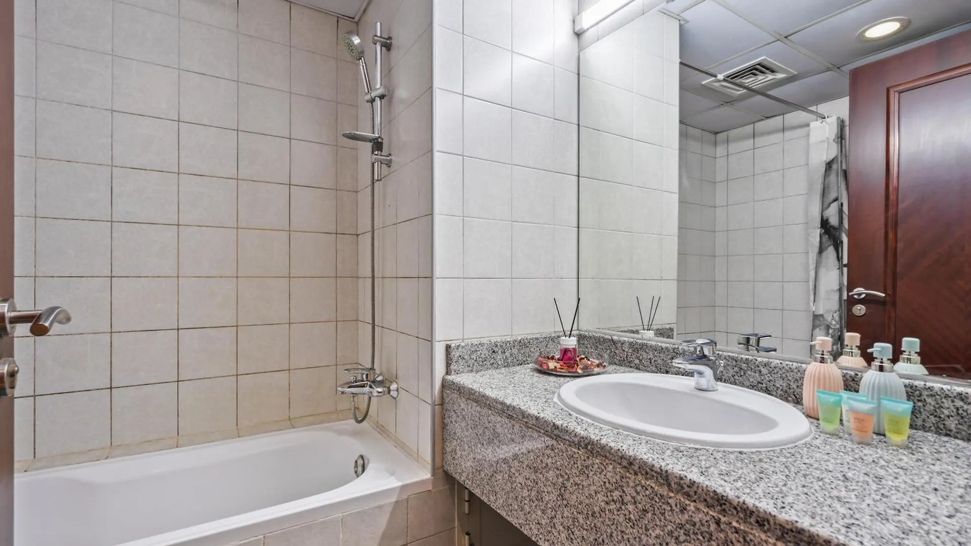 Chic Studio Near Discovery Gardens Attractions Dubai